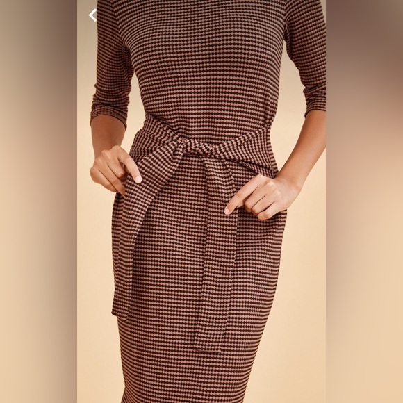 Amour Vert Colombe Scallop Knit Dress - Picture 4 of 9